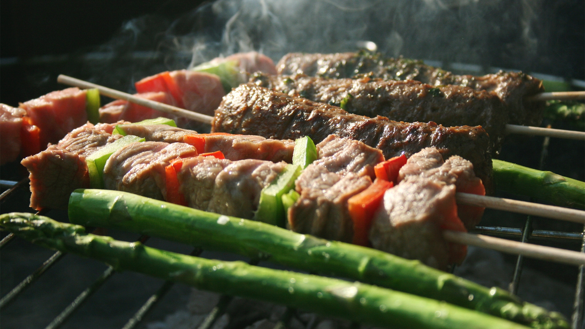 Beim Grillen und Fußballgucken im Freien können Euch Apps und Gadgets behilflich sein.