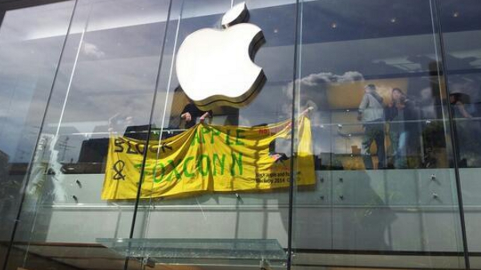 Die Demonstranten gelangten in den Apple Store und hissten ein Transparent