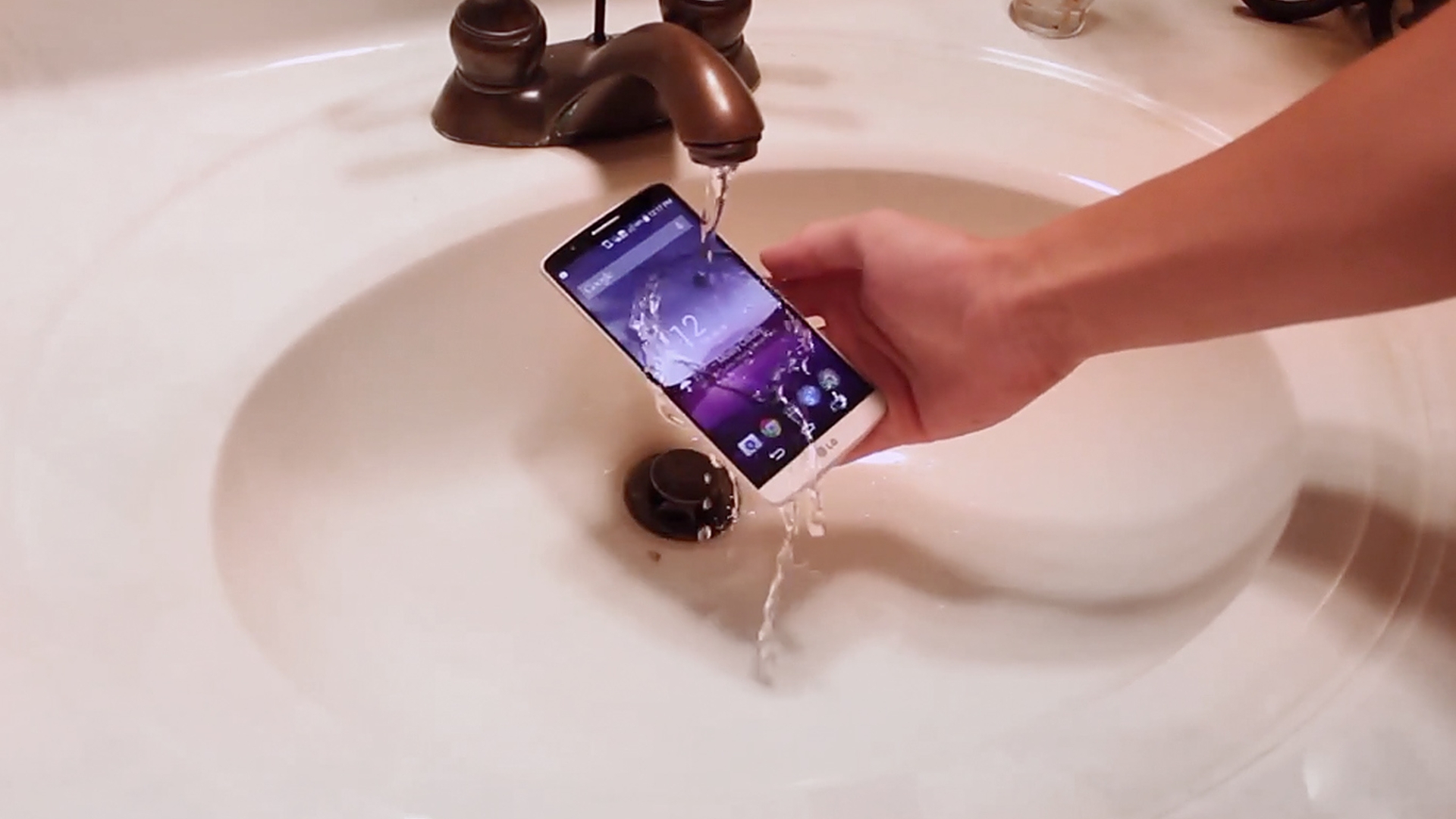 Ist das LG G3 nur zufällig wasserabweisend?