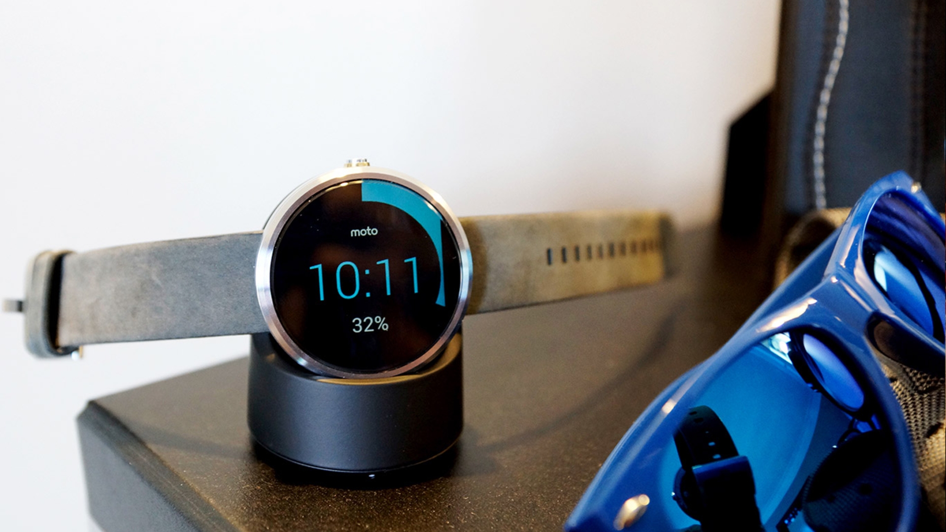 Die Motorola Moto 360 in ihrer Ladestation.