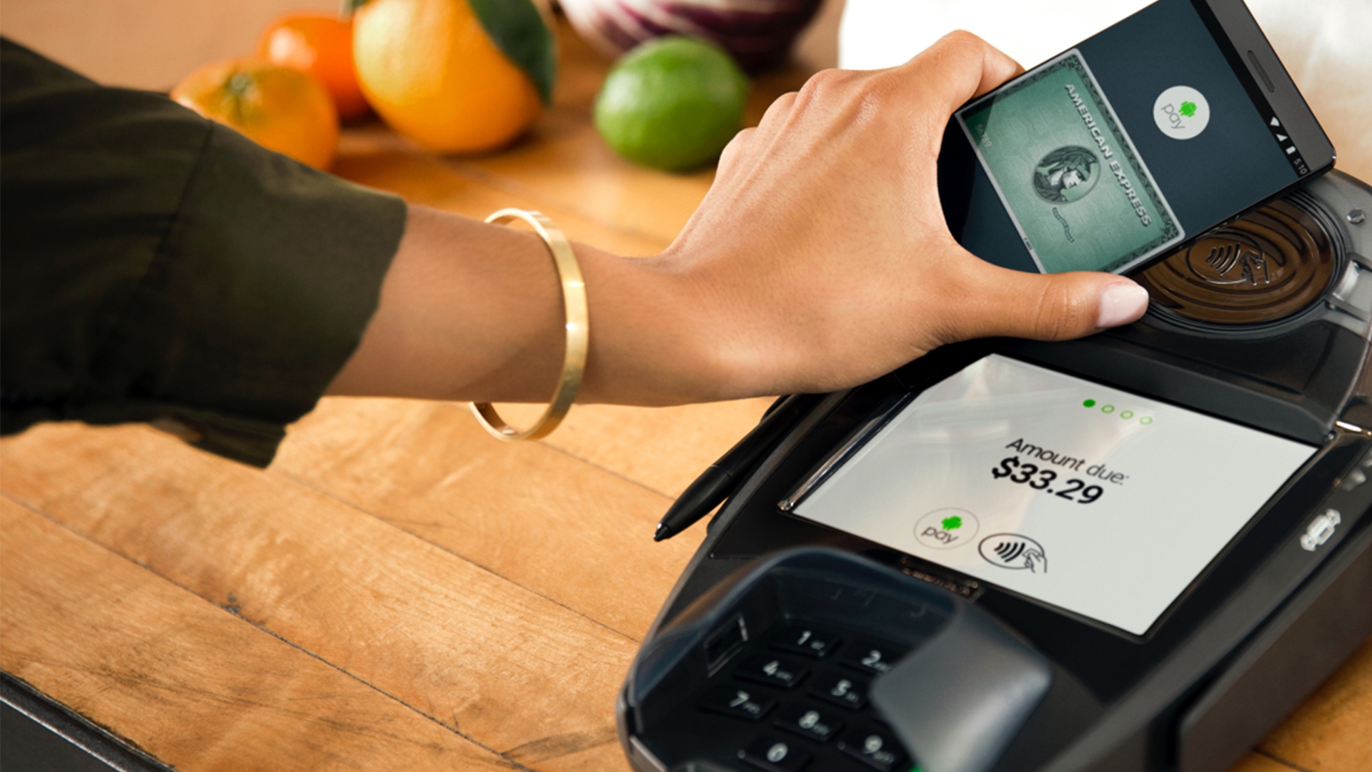 Android Pay: Smartphone ans Lesegerät halten statt EC-Karte einstecken.