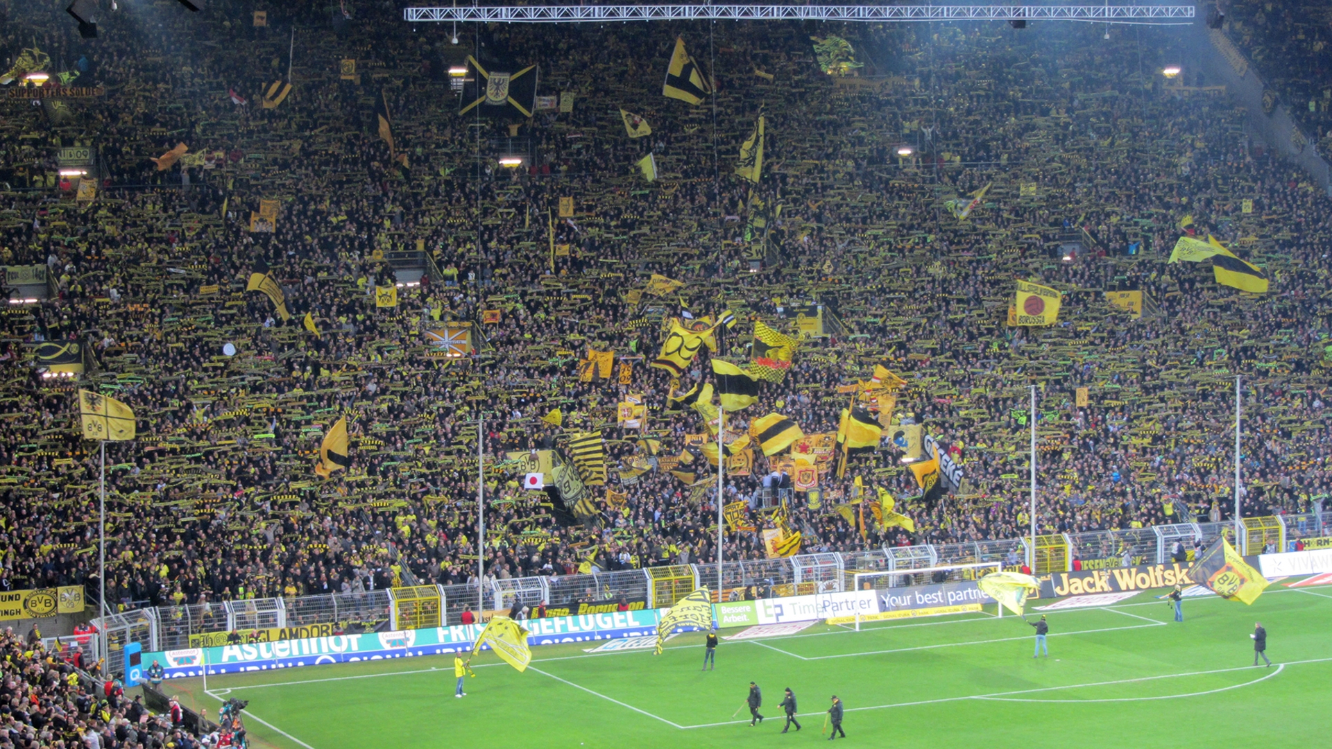 schwarzgelbe Stadionansicht bei einem Bundesliga-Spiel