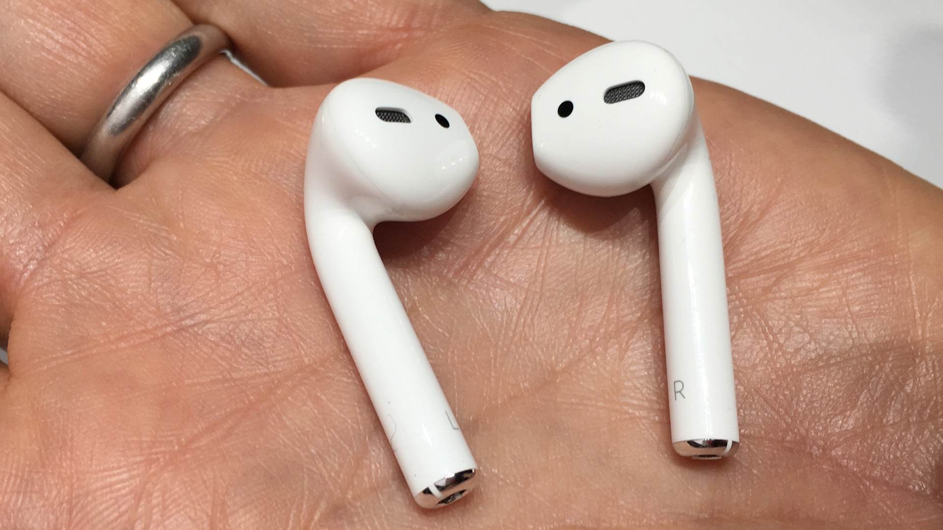 Apple Airpods in Hand