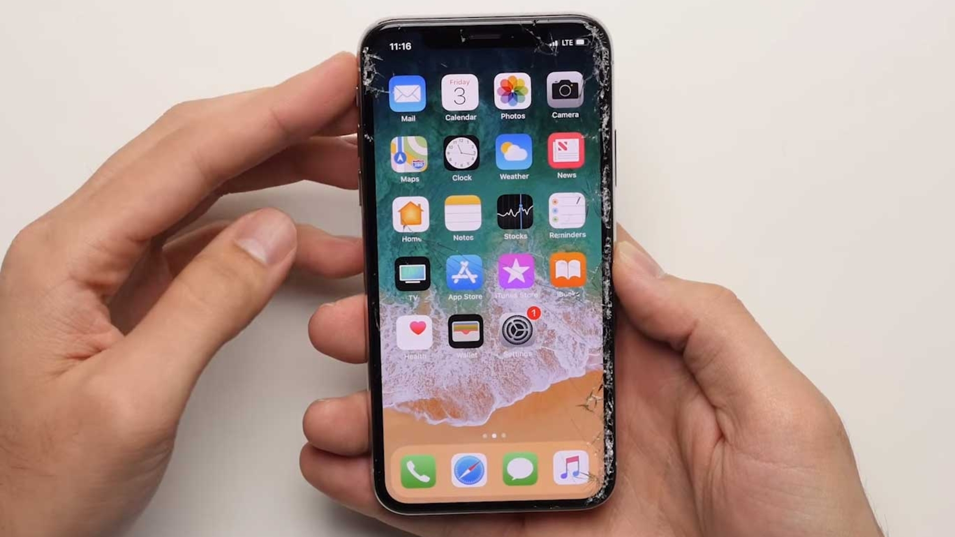 Das iPhone X ist nach den Drop-Tests etwas demoliert