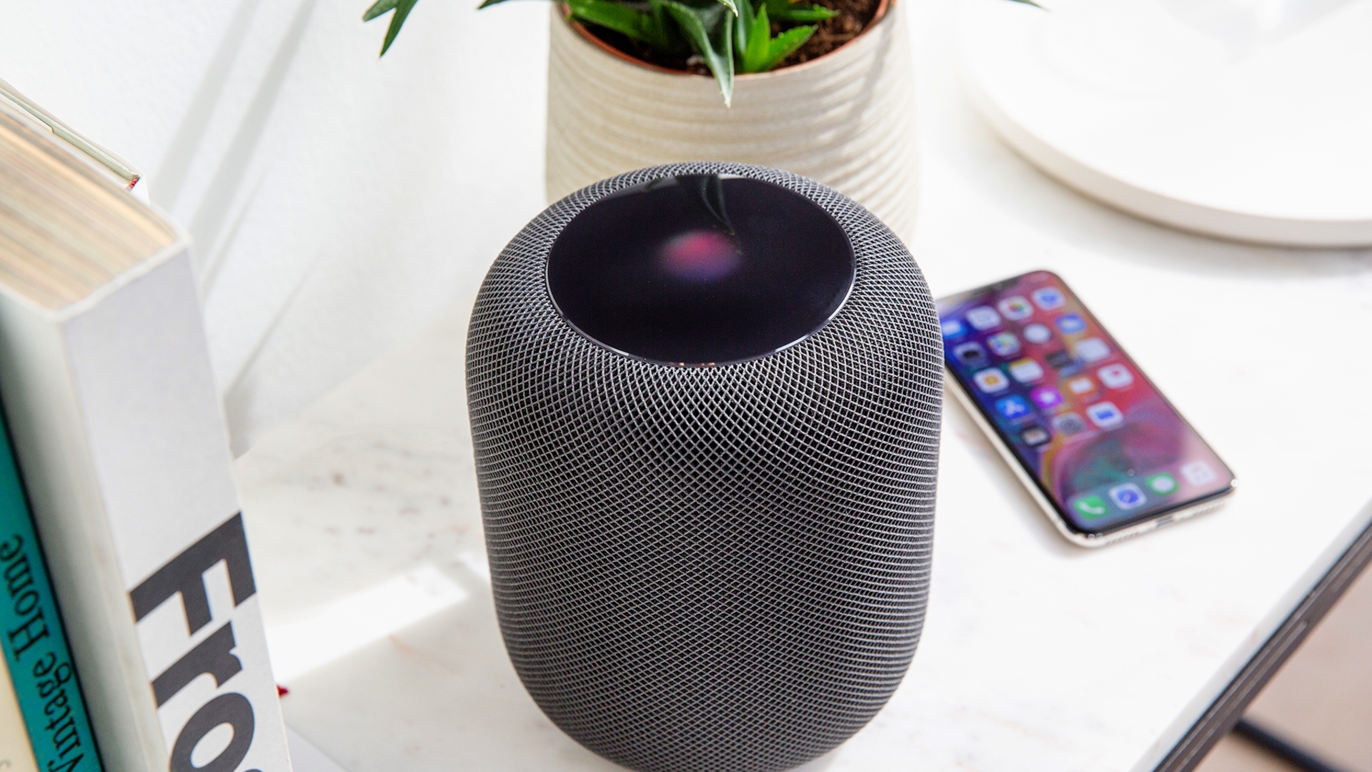 Apple HomePod auf einem Tisch