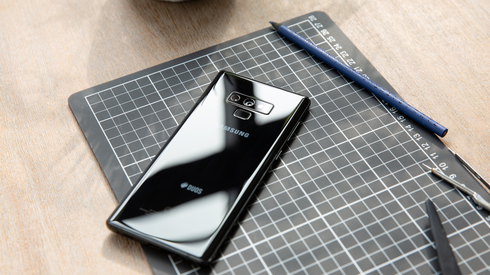 Samsung Galaxy Note 9 auf einem Schreibtisch