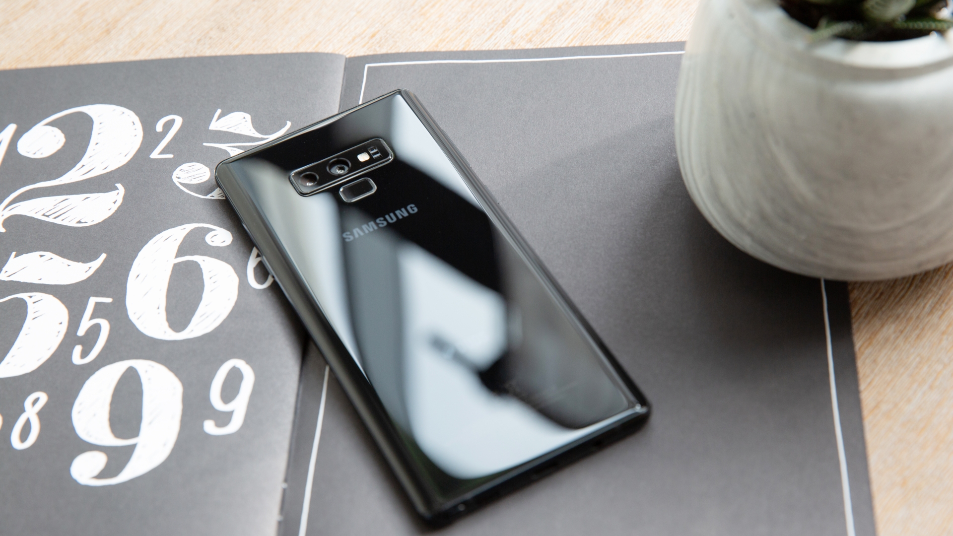 Smartphone Samsung Galaxy Note 9 auf Schreibtisch