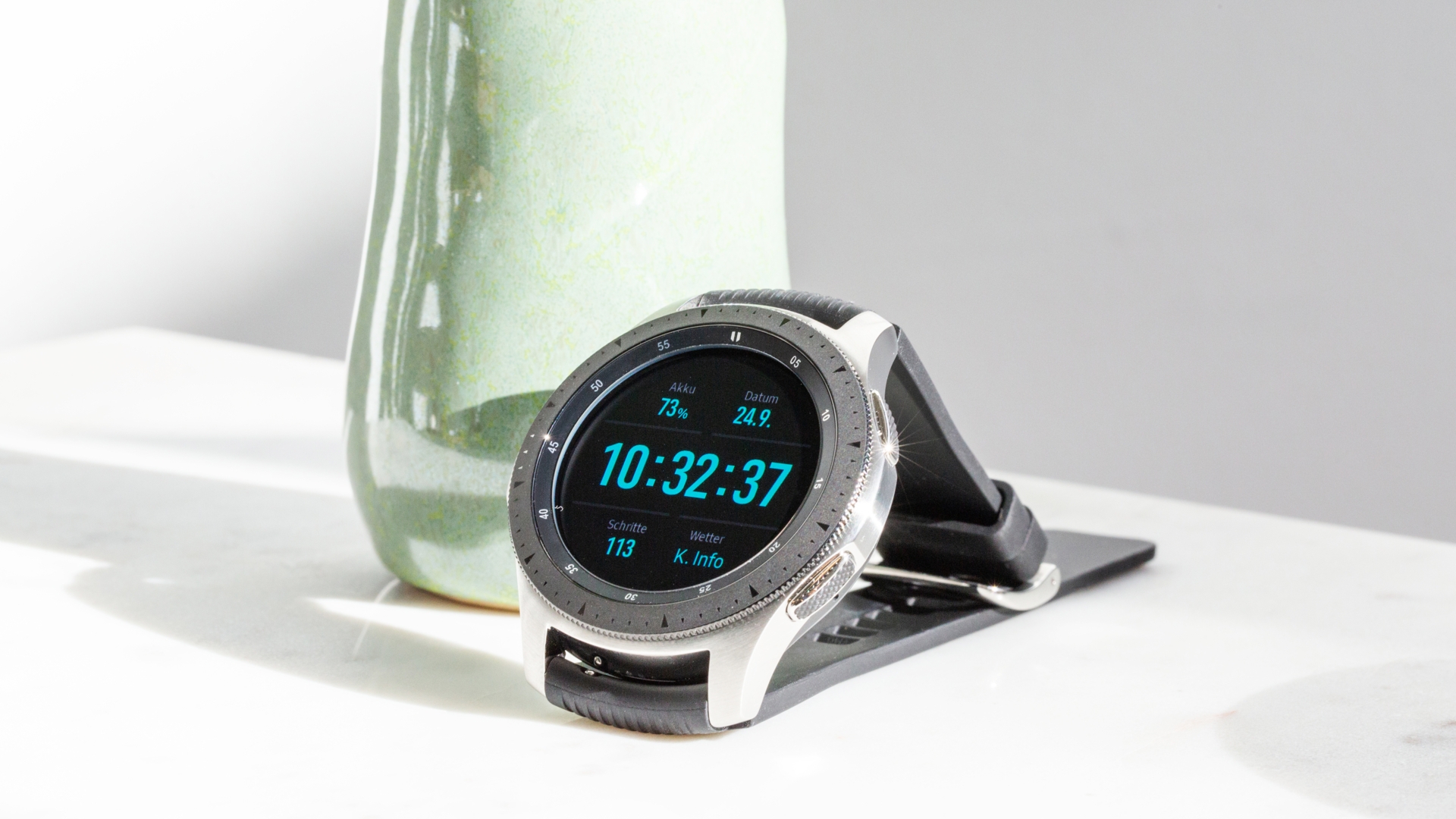 Samsung Galaxy Watch auf dem Tisch vor einer Vase