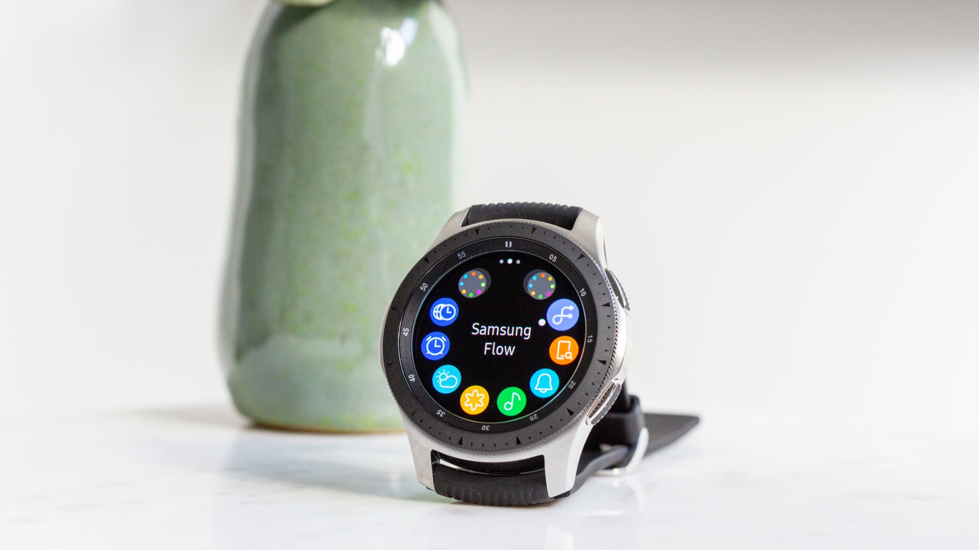 Samsung Galaxy Watch vor einer Vase