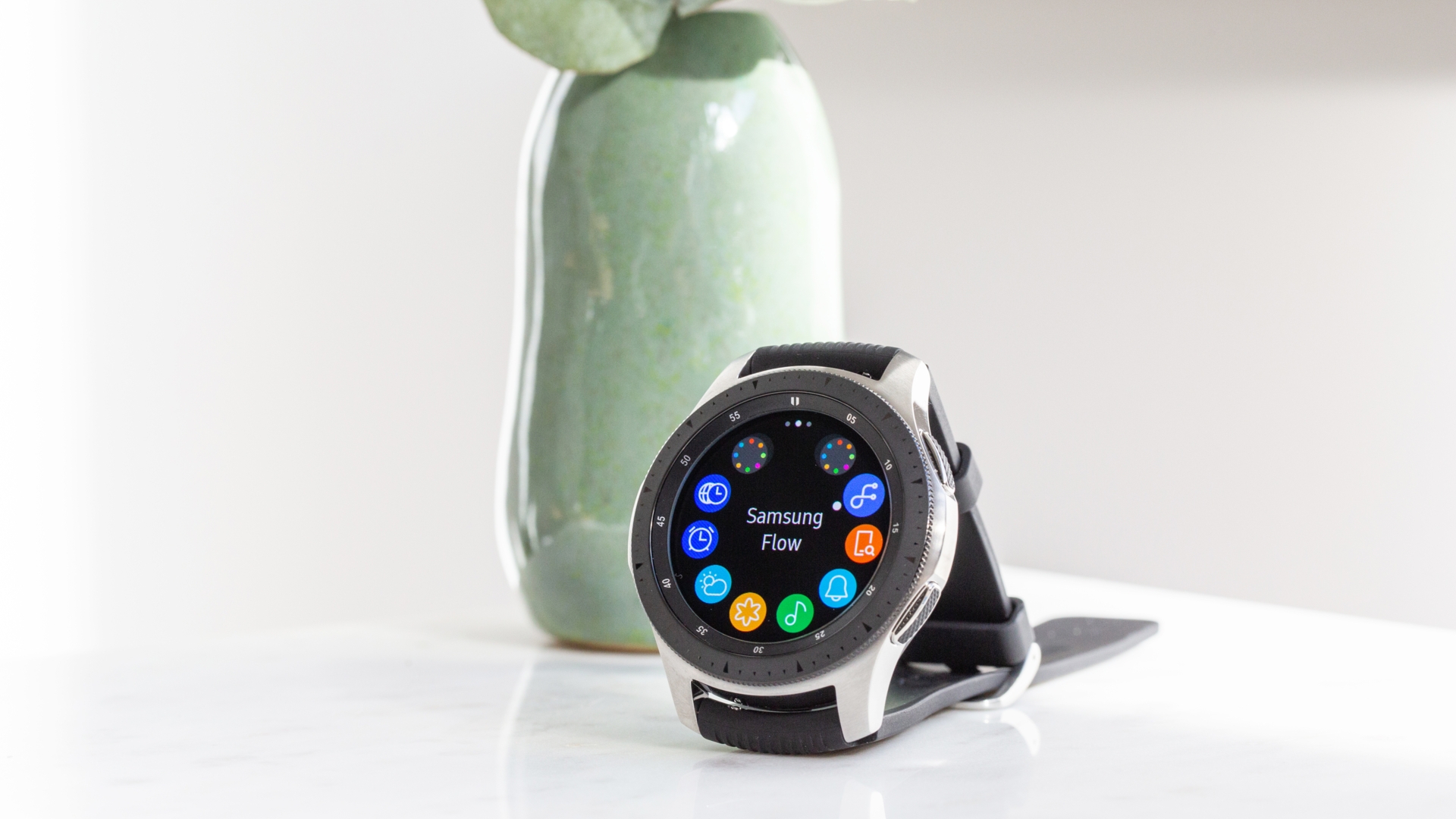 Die Samsung Galaxy Watch liegt auf einem Schreibtisch.