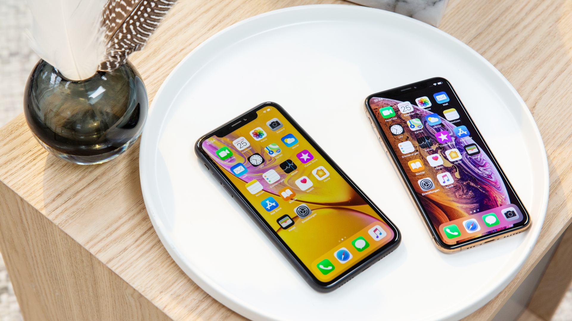 iPhone Xs und Xr auf Teller