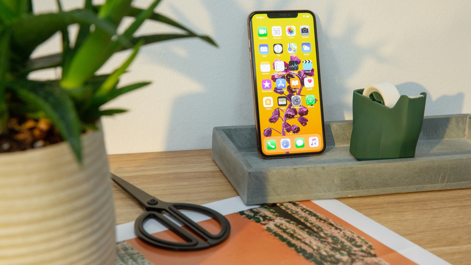 Das iPhone Xs Max lehnt an der Wand.