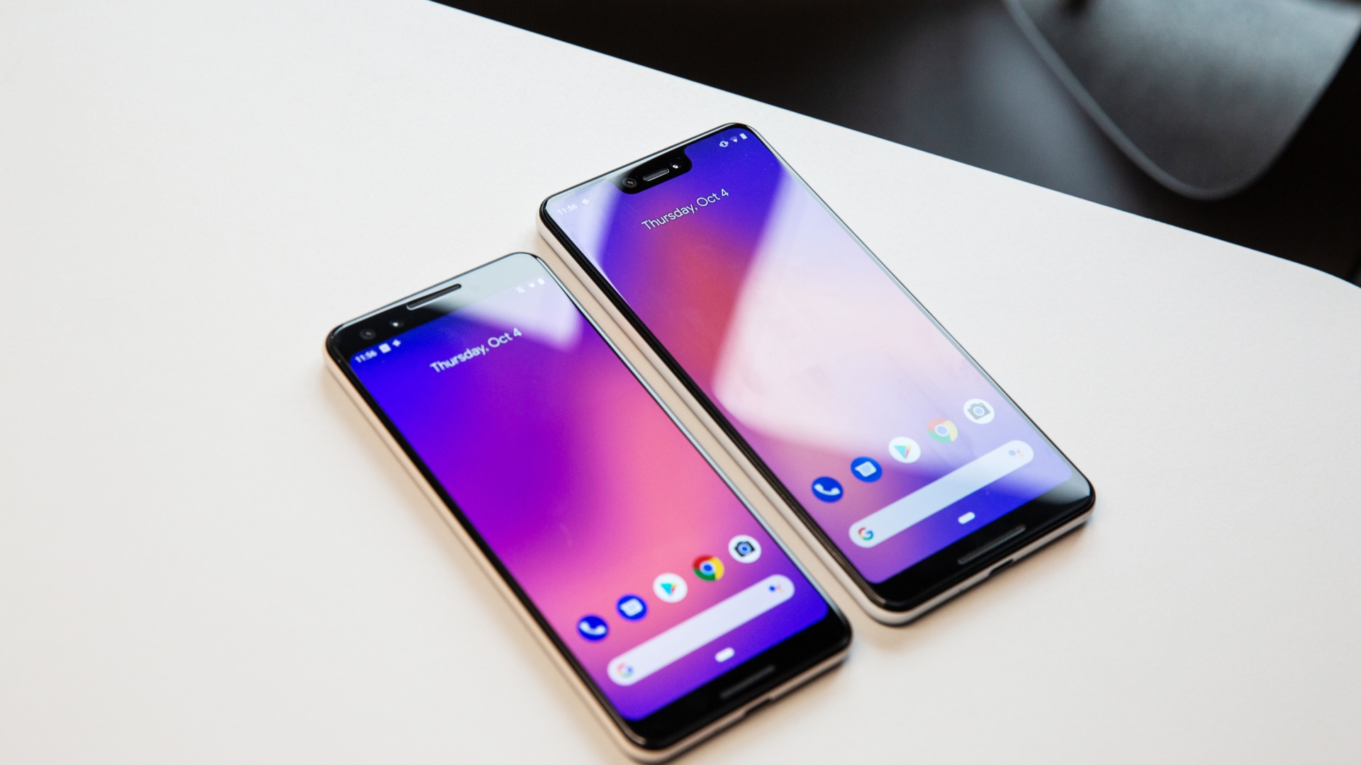 Zwei Smartphones auf einem Tisch, Google Pixel 3