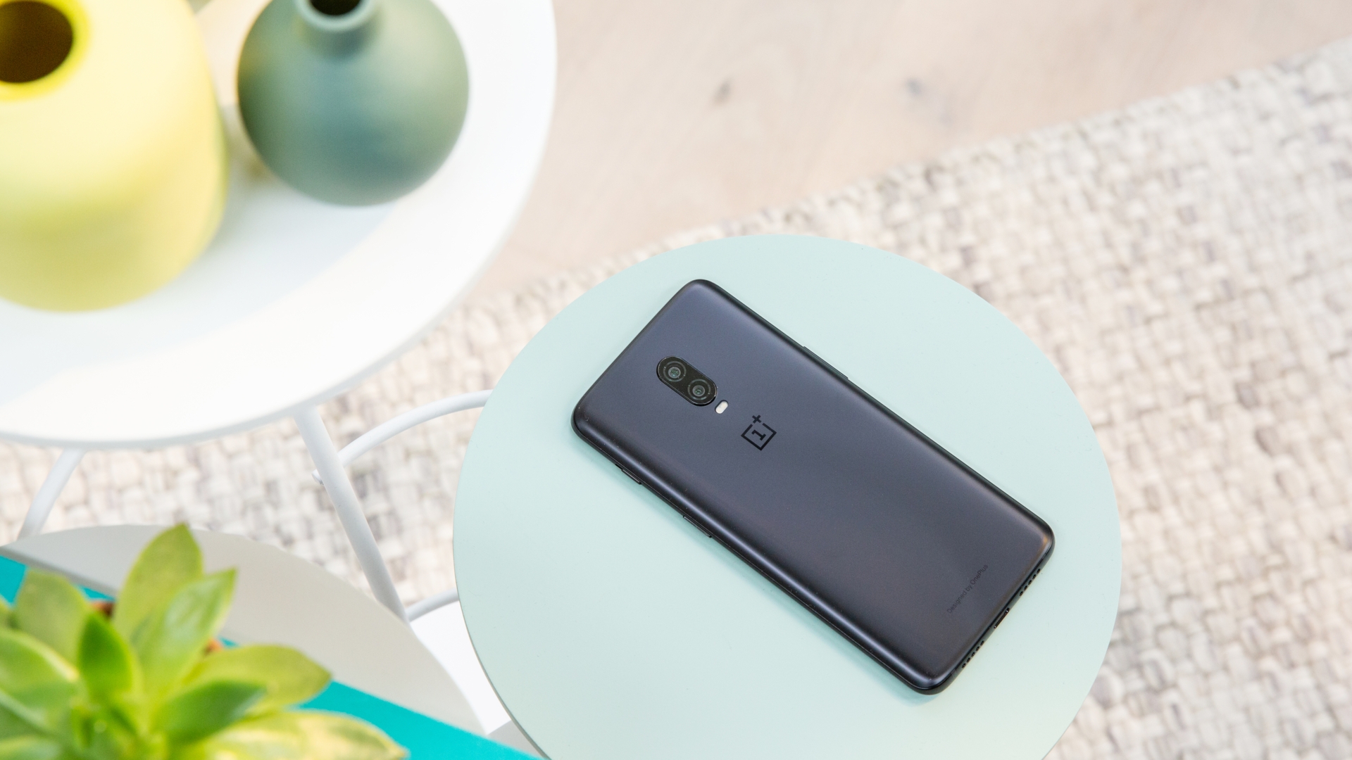 OnePlus 6T auf Tisch