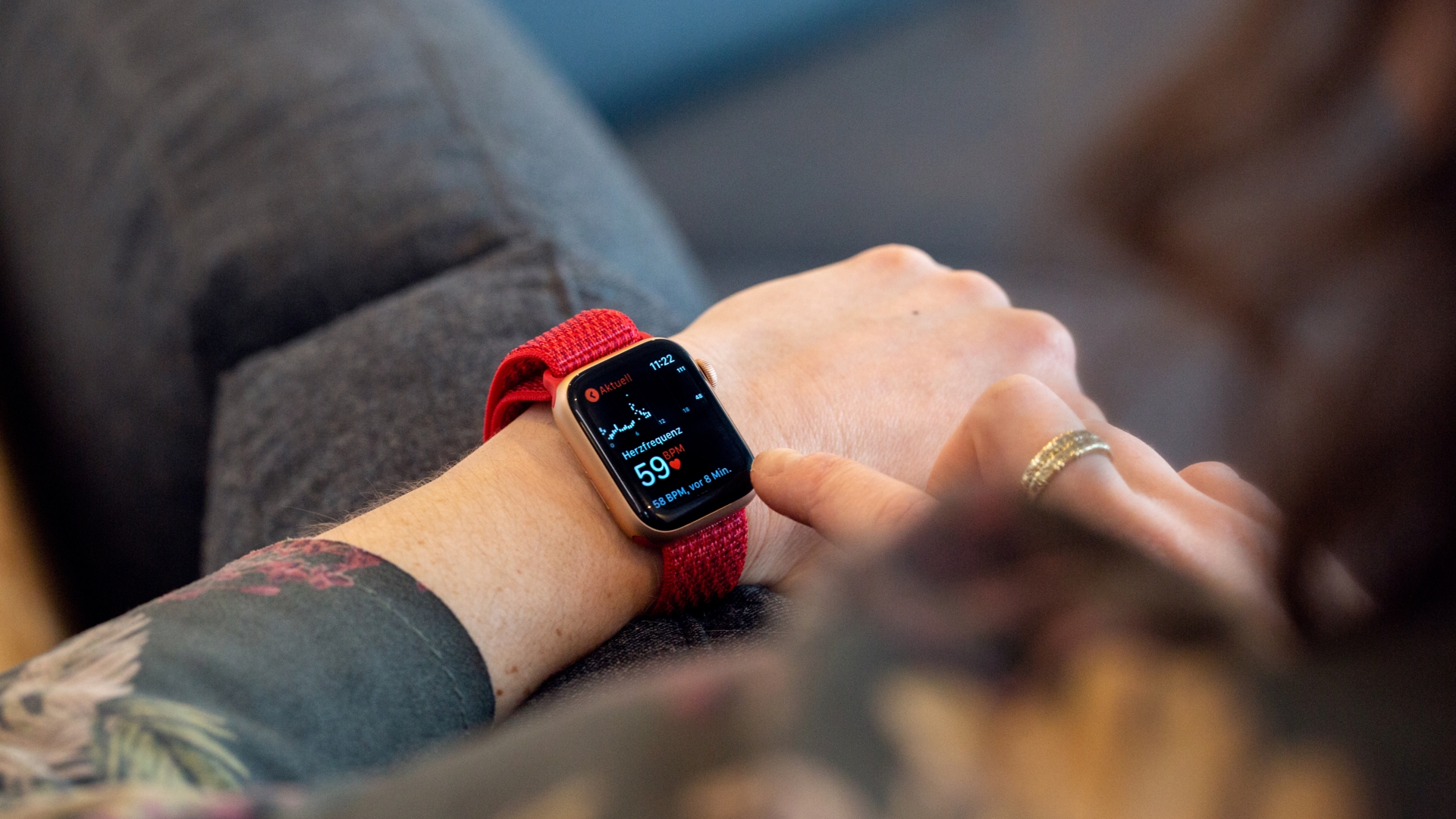 Apple Watch Series 4 mit Red Sport Loop