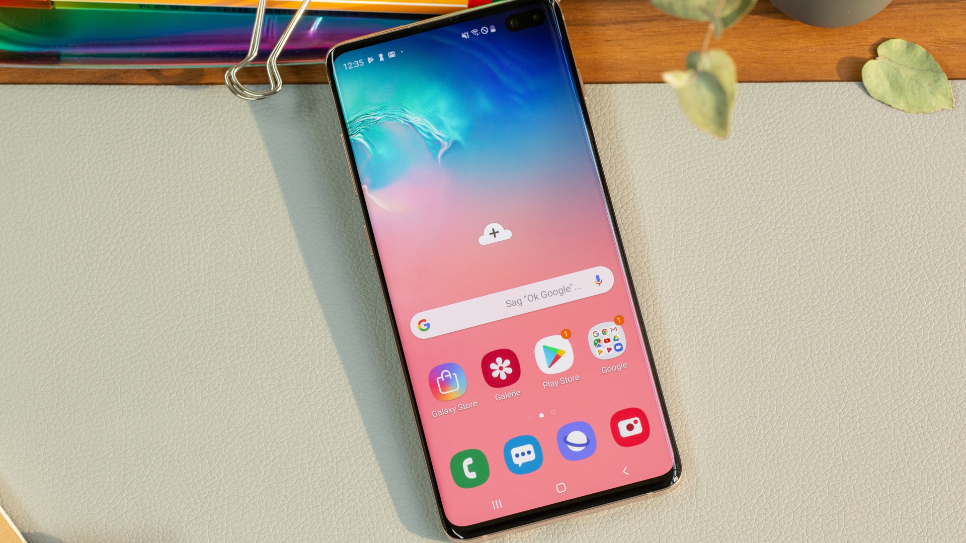 Smartphone Samsung Galaxy S10 Plus auf Tisch