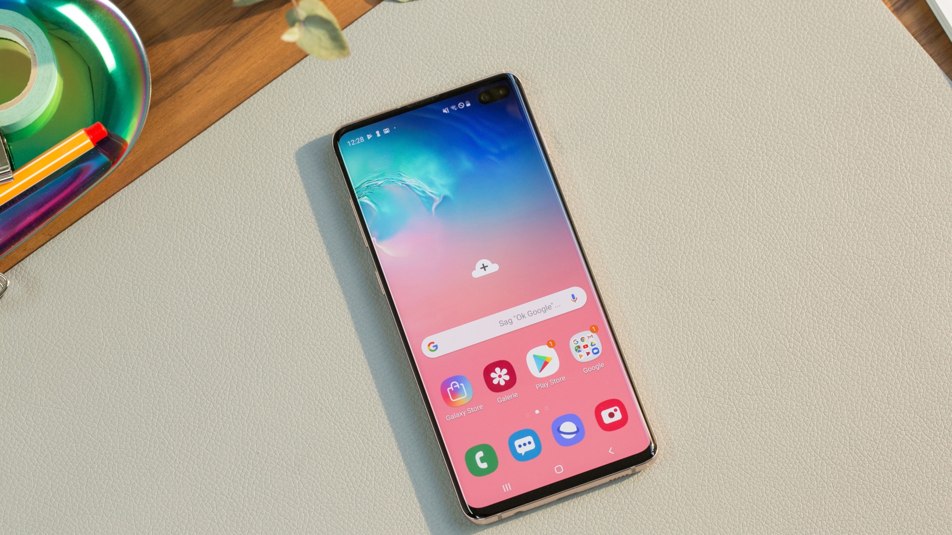 Samsung Galaxy S10+ auf Schreibtisch