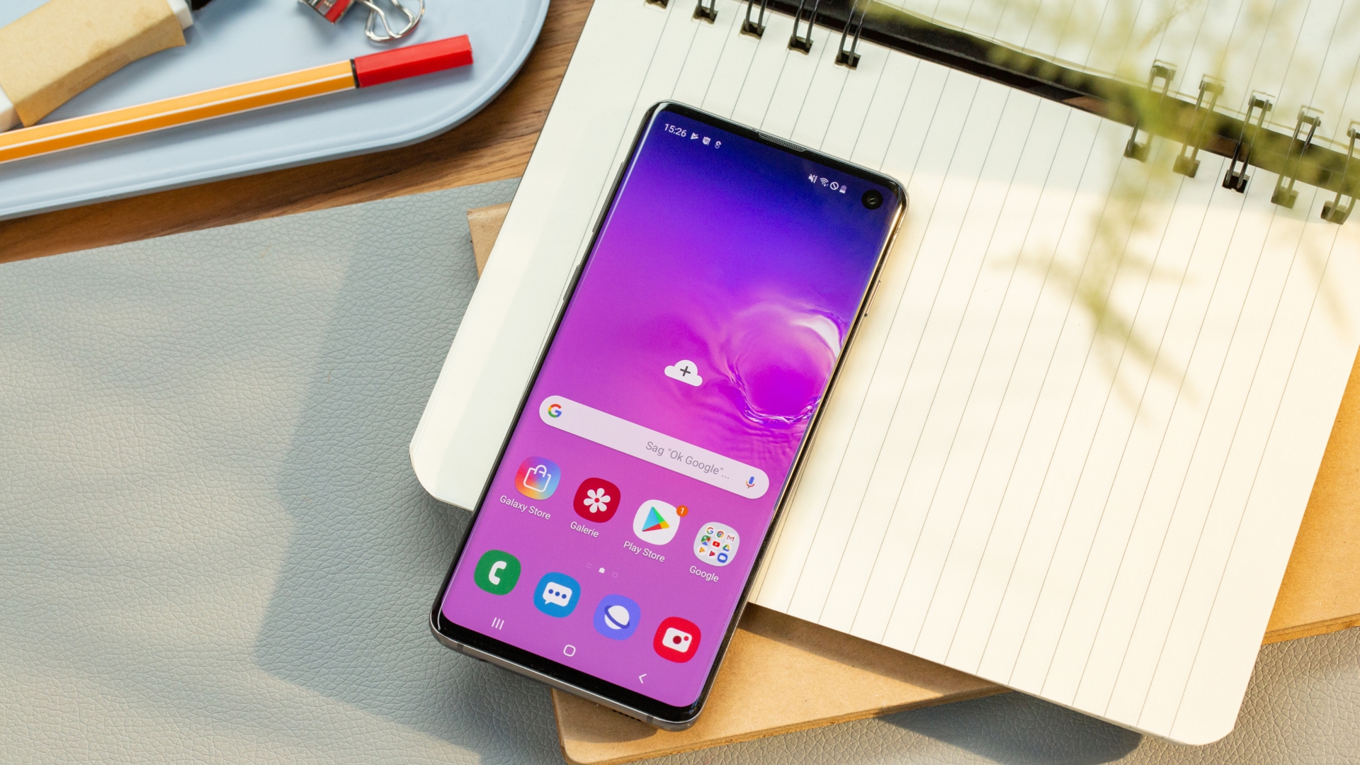 Samsung Galaxy S10 mit eingeschaltetem Display