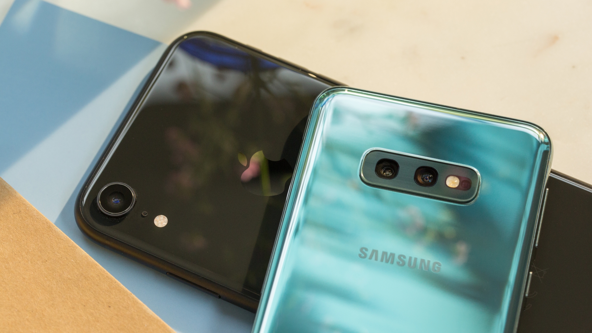 Samsung Galaxy S10e vs iPhone Xr