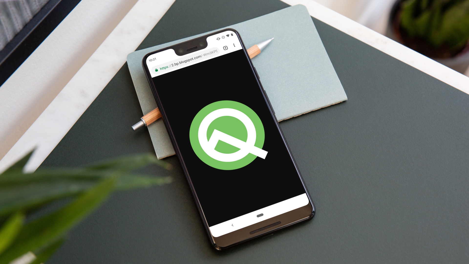 Ein Google Pixel 3 XL mit Android Q liegt auf einem Schreibtisch