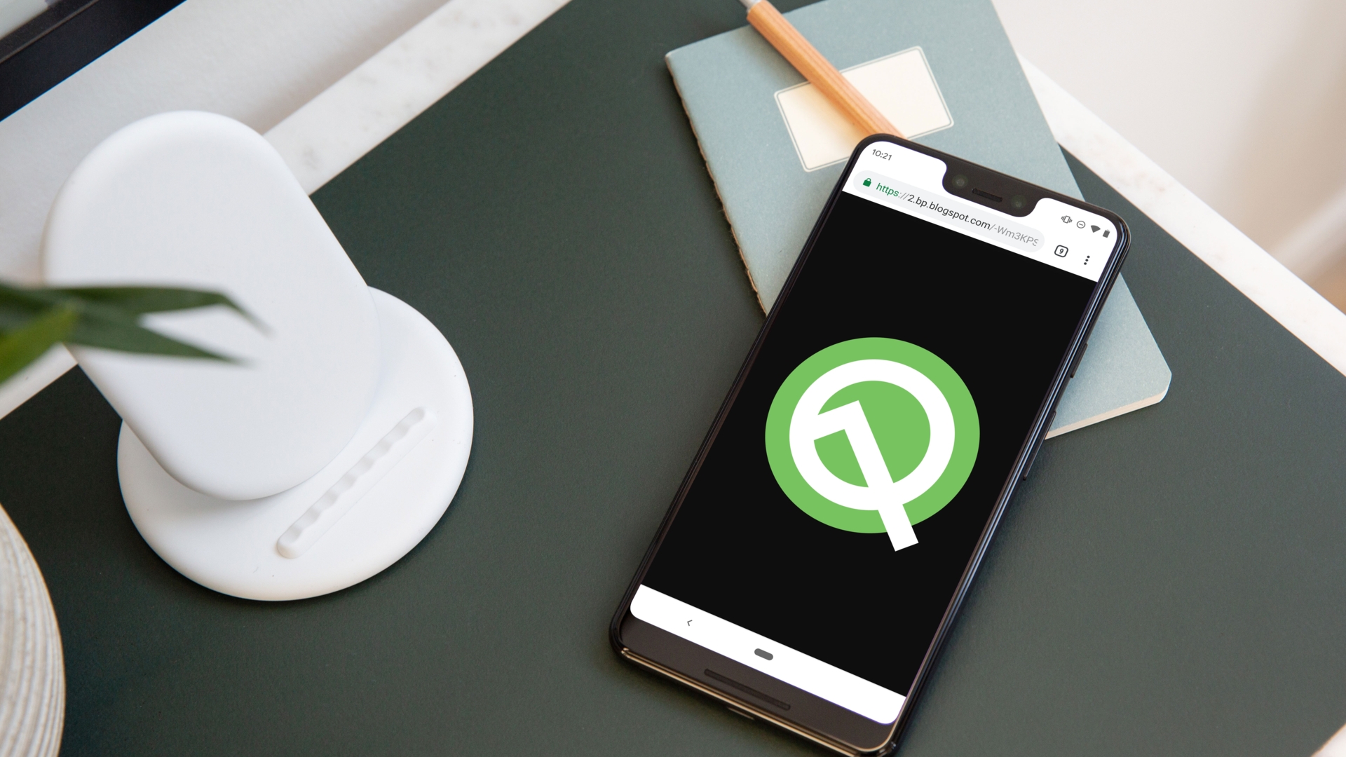 Smartphone mit Android Q liegt auf einem Schreibtisch