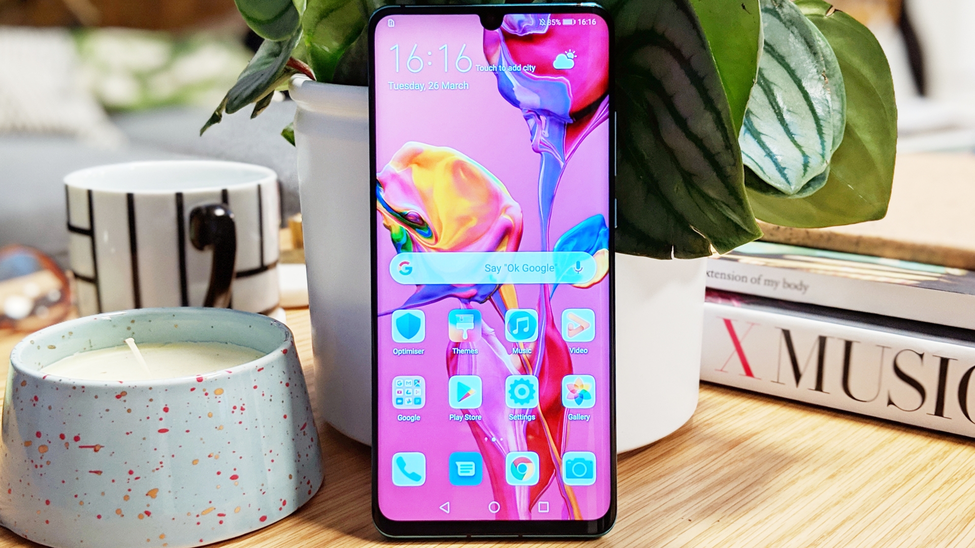 Android-Smartphone Huawei P30 Pro lehnt an einer Vase.