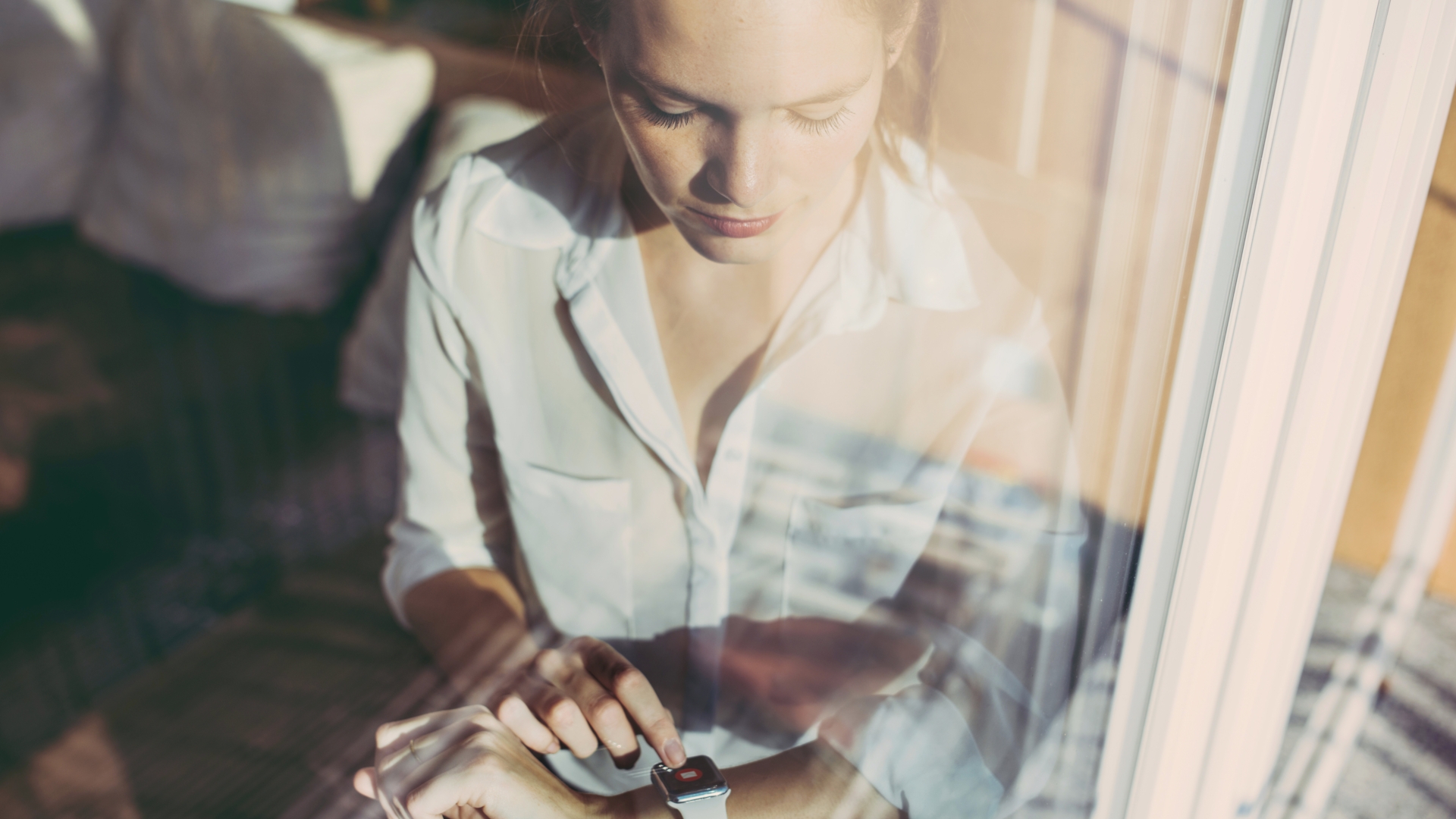 Woman using smartwatch, Frau, Uhr, Fenster