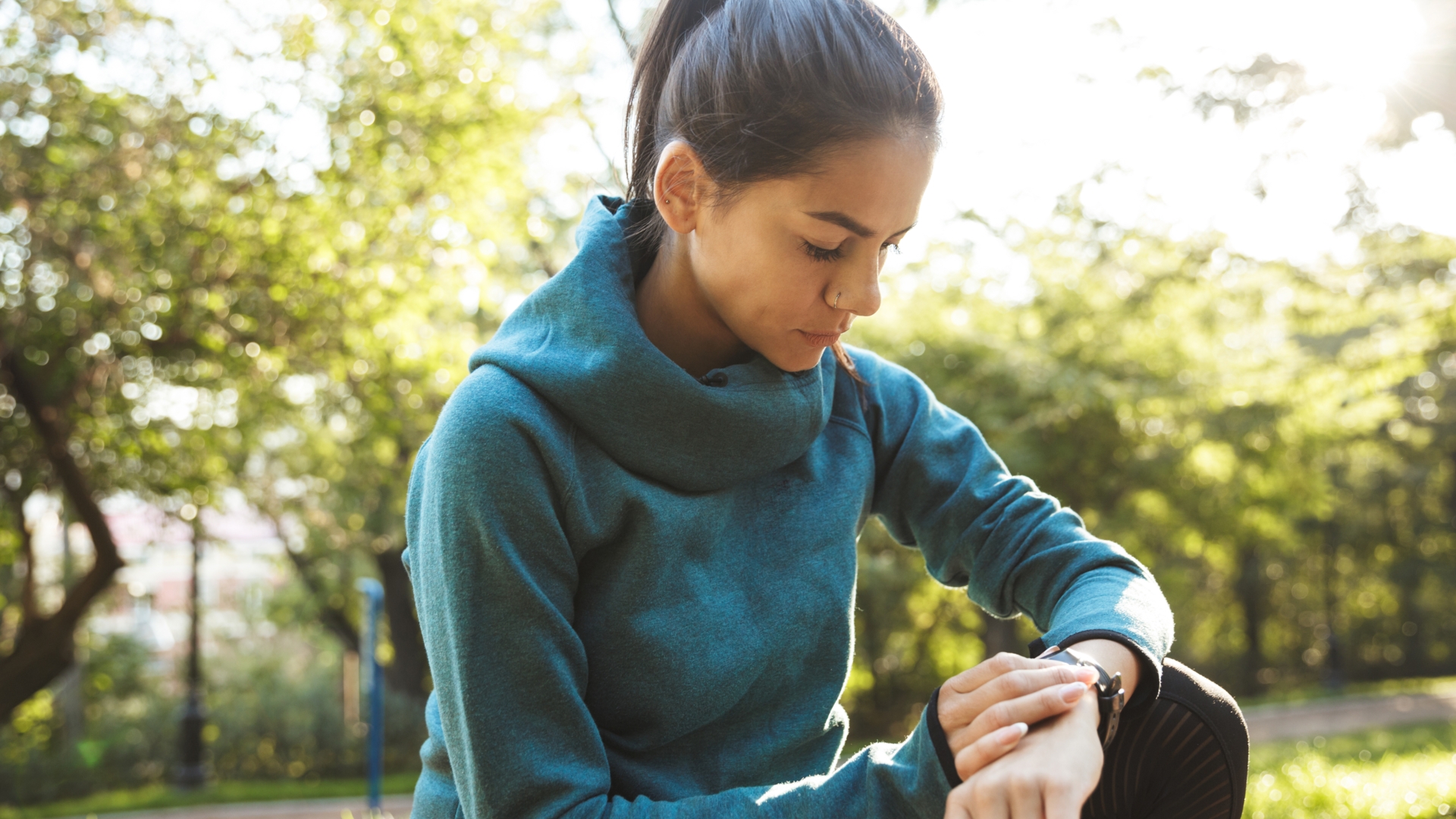 Nahaufnahme einer jungen Frau in Sportkleidung mit Smartwatch beim Training