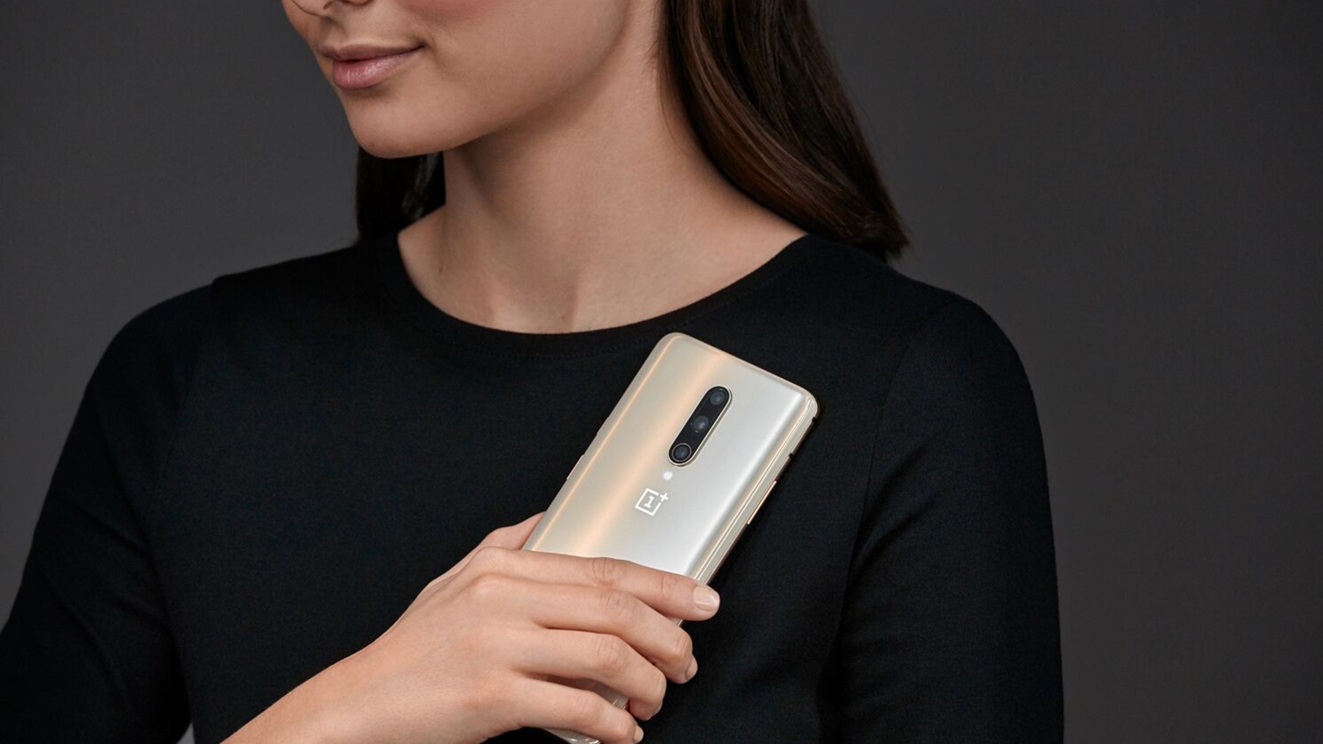 Frau mit OnePlus 7 Pro in ihren Händen