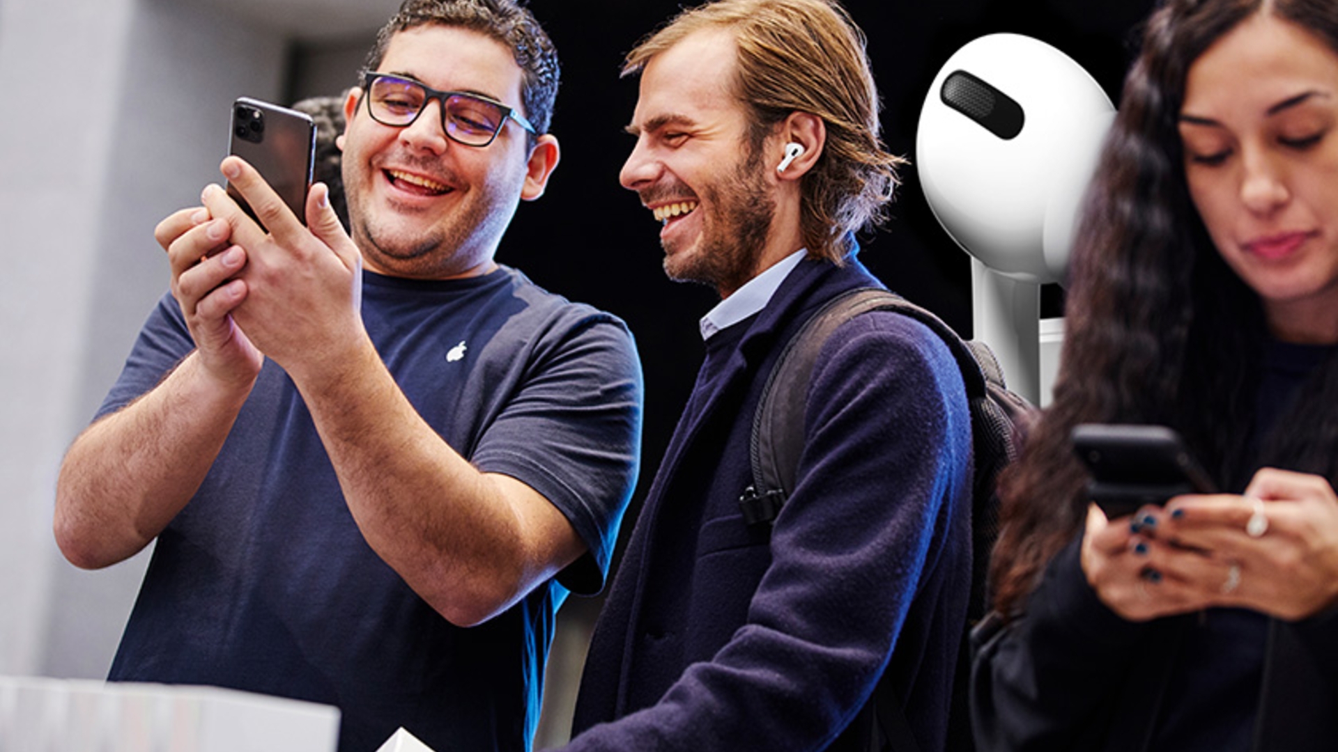 Zwei Männer mit iPhone 11 Pro und AirPods Pro