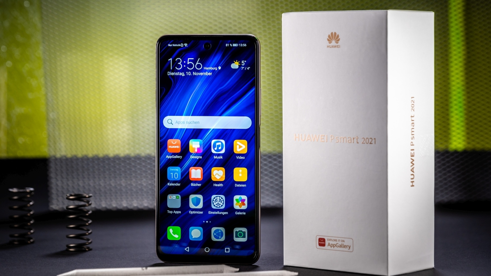 Huawei P Smart 2021 neben Verpackung