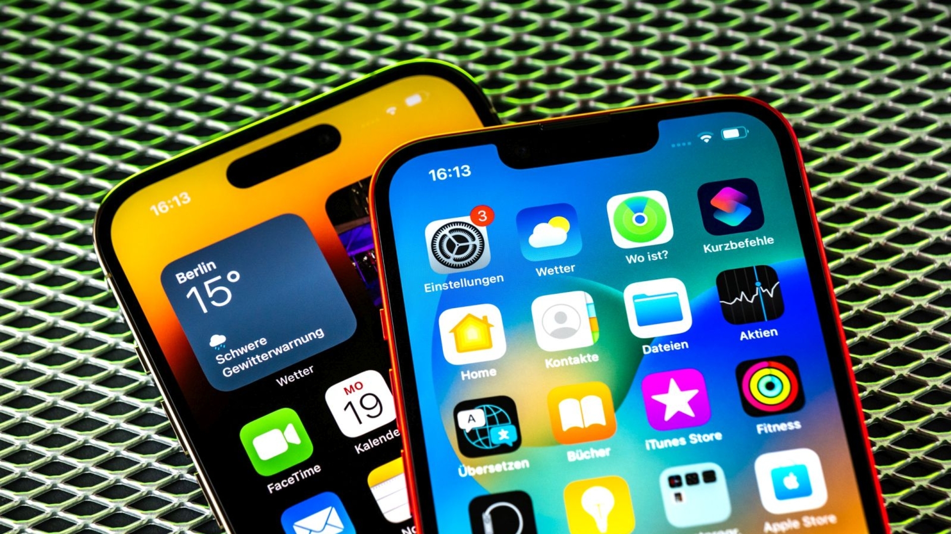 iPhone 14 mit Notch und iPhone 14 Pro mit Dynamic Island