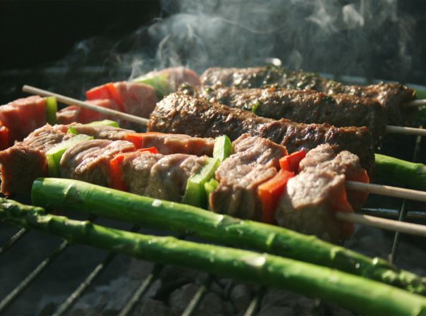 Beim Grillen und Fußballgucken im Freien können Euch Apps und Gadgets behilflich sein.