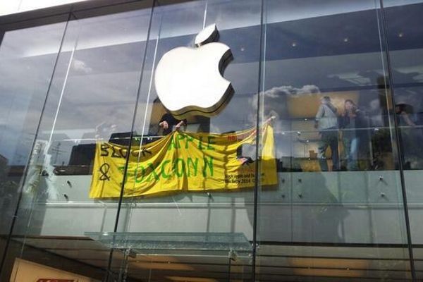 Die Demonstranten gelangten in den Apple Store und hissten ein Transparent