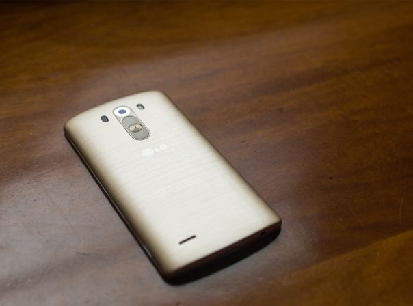 LG G3: Sieht aus wie Metall, fühlt sich an wie Metall. Ist aber Plastik. 