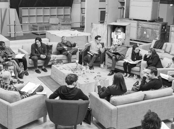 Gruppenbild mit Droide: Die Hauptbesetzung von Star Wars 7 im angeregten Gespräch