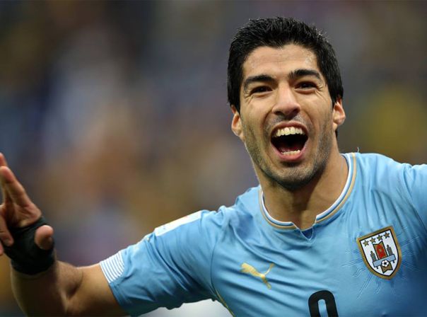 Luis Suarez muss mit Uruguay gewinnen um ins Achtelfinale einzuziehen, andernfalls kommt Italien weiter.