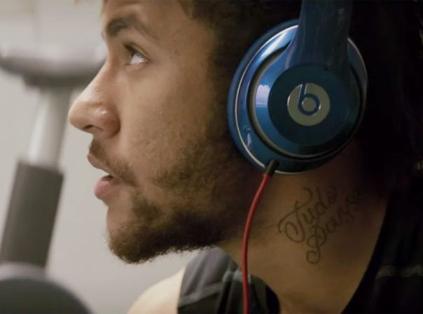 Beim "Game Before The Game" darf Neymar seine Beats-Kopfhörer noch tragen – in der Kabine