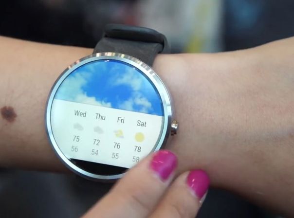 Das Display der Motorola Moto 360 passt die Helligkeit automatisch der Umgebung an