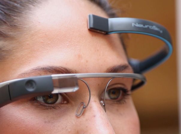 Der Biosensor misst eure Konzentration – die App setzt diese Infos in Befehle an Google Glass um