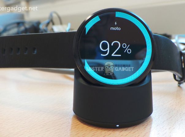 Der leuchtende Streifen zeigt den Ladezustand der Motorola Moto 360 an