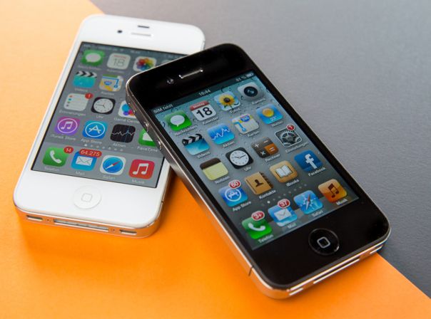 iPhone 4 und iPhone 4s nebeneinander