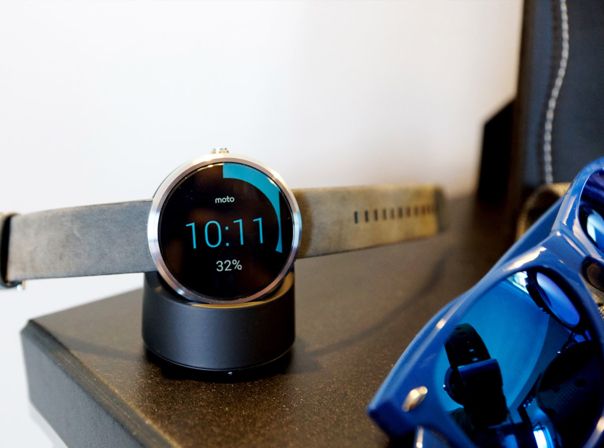 Die Motorola Moto 360 in ihrer Ladestation.