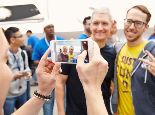 Tim Cook hielt die Warteschlange in Palo Alto mit Selfies bei Laune.