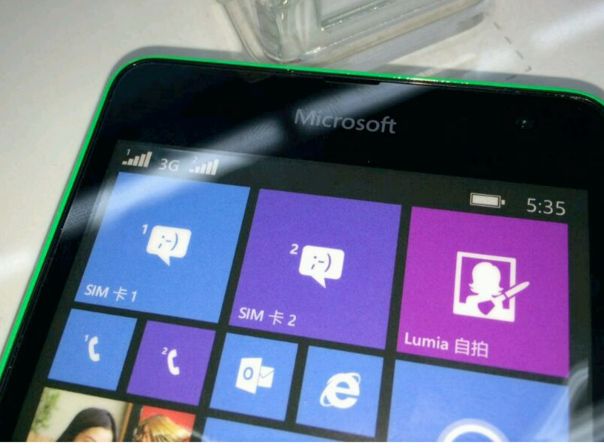 Abgesehen vom neuen Microsoft-Schriftzug sieht das Lumia 535 nach einem typischen Lumia aus