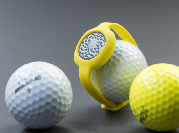 Der Jawbone Up Move zählt auch beim Golf Spielen die Schritte.