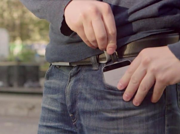 Xoo Belt: In diesem Gürtel steckt ein Akku, mit Ihr ein Smartphone unterwegs aufladen könnt.