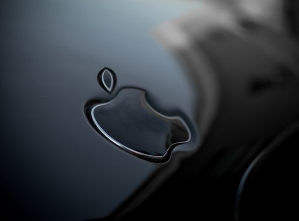 Das Apple-Logo auf einem Auto