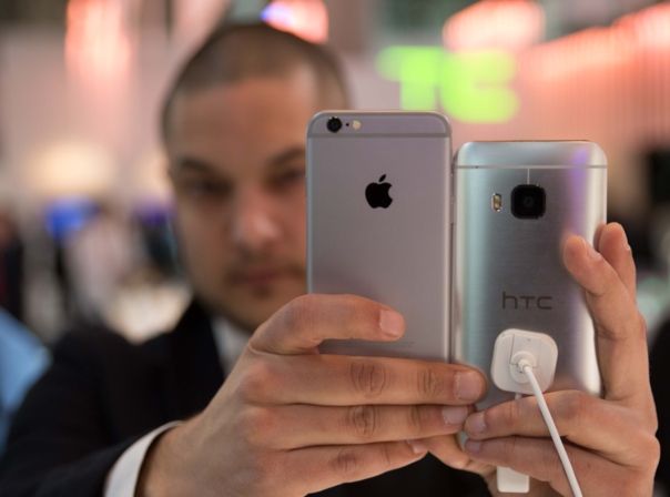 Das iPhone 6 im Vergleich mit dem HTC One M9.