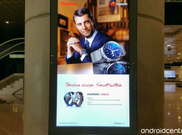 Huawei zeigt seine neue Smartwatch am Flughafen in Barcelona.